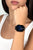 Damen-Smartwatch am Handgelenk, schwarzes Gehäuse mit blauem Display und schwarzem Armband