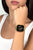 Smartwatch am Handgelenk mit goldfarbenem Mesharmband und schwarzem Display