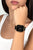 Smartwatch mit schwarzem Armband am Handgelenk, eckiges Display mit goldener Fassung