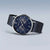 Herrenuhr im schimmernden Edelstahlgehäuse mit blauem Mesh-Armband
