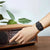 Digitale Retro-Armbanduhr mit schwarzem Display am Handgelenk, schwarzes Silikonband