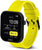 Unisex-Smartwatch schräg mit gelbem Silikonarmband und schwarzem Rahmen