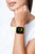Unisex-Smartwatch am Handgelenk mit gelbem Silikonarmband und schwarzem Display