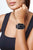 Smartwatch am Handgelenk mit schwarzem Armband und rechteckigem Display