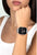 Unisex-Smartwatch am Handgelenk mit silbernem Edelstahl-Meshband und schwarzem Display