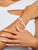 Perlenarmband mit weißen Süßwasserperlen und Charm mit pinkem Stein am Handgelenk