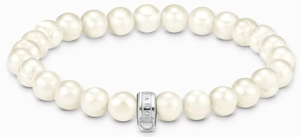 Perlenarmband mit weißen Süßwasserperlen und silberner Öse für Charms