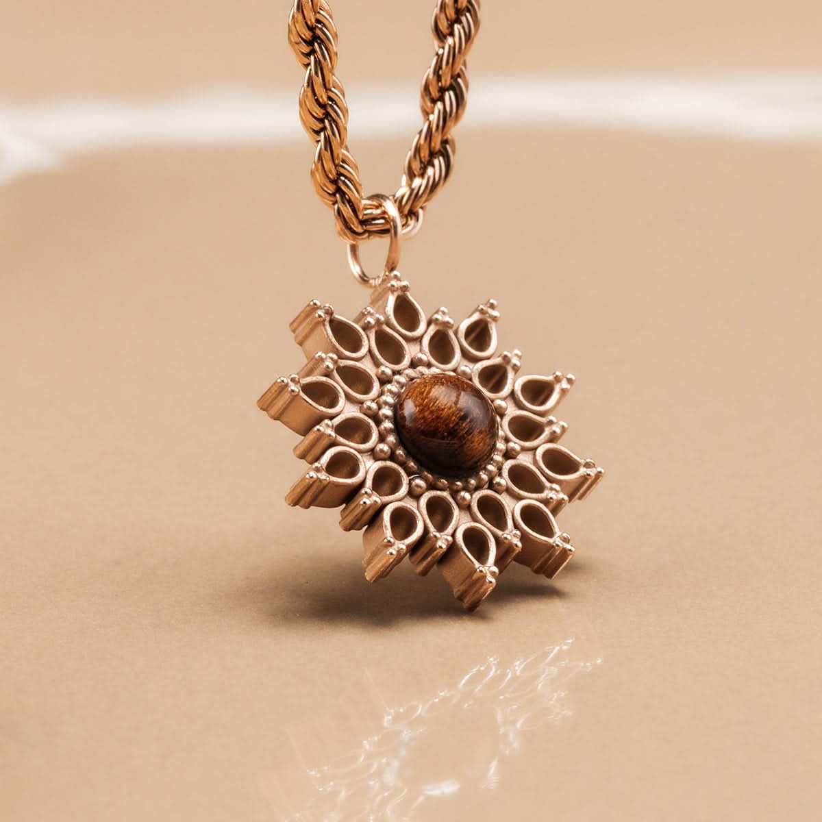 Halskette mit Roségoldkette und Sonnenanhänger aus Walnussholz, sternförmig