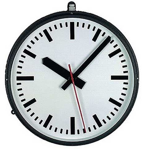 Runde Wanduhr mit schwarzem Rahmen, weißem Zifferblatt und schwarzen Zeigern