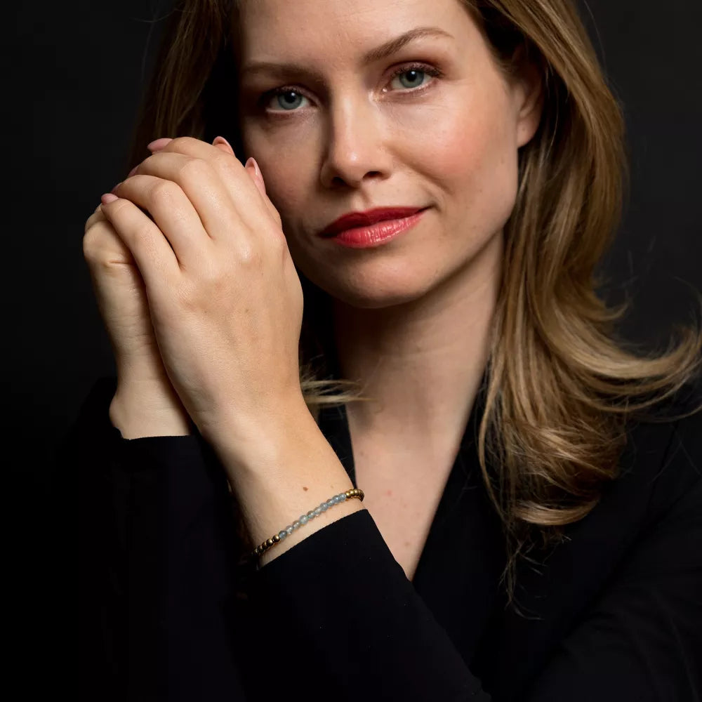 Armband aus 4mm echten Aquamarinperlen, 4mm großen, goldplattierten Edelstahlsteinen und Edelstahlverschluss - Rebel&Rose Modell: RR-40137-G-M