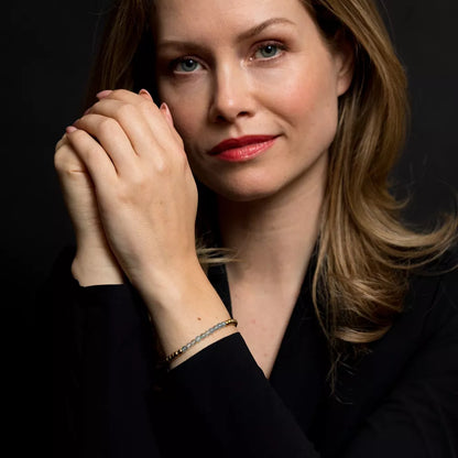 Armband aus 4mm echten Aquamarinperlen, 4mm großen, goldplattierten Edelstahlsteinen und Edelstahlverschluss - Rebel&Rose Modell: RR-40137-G-M