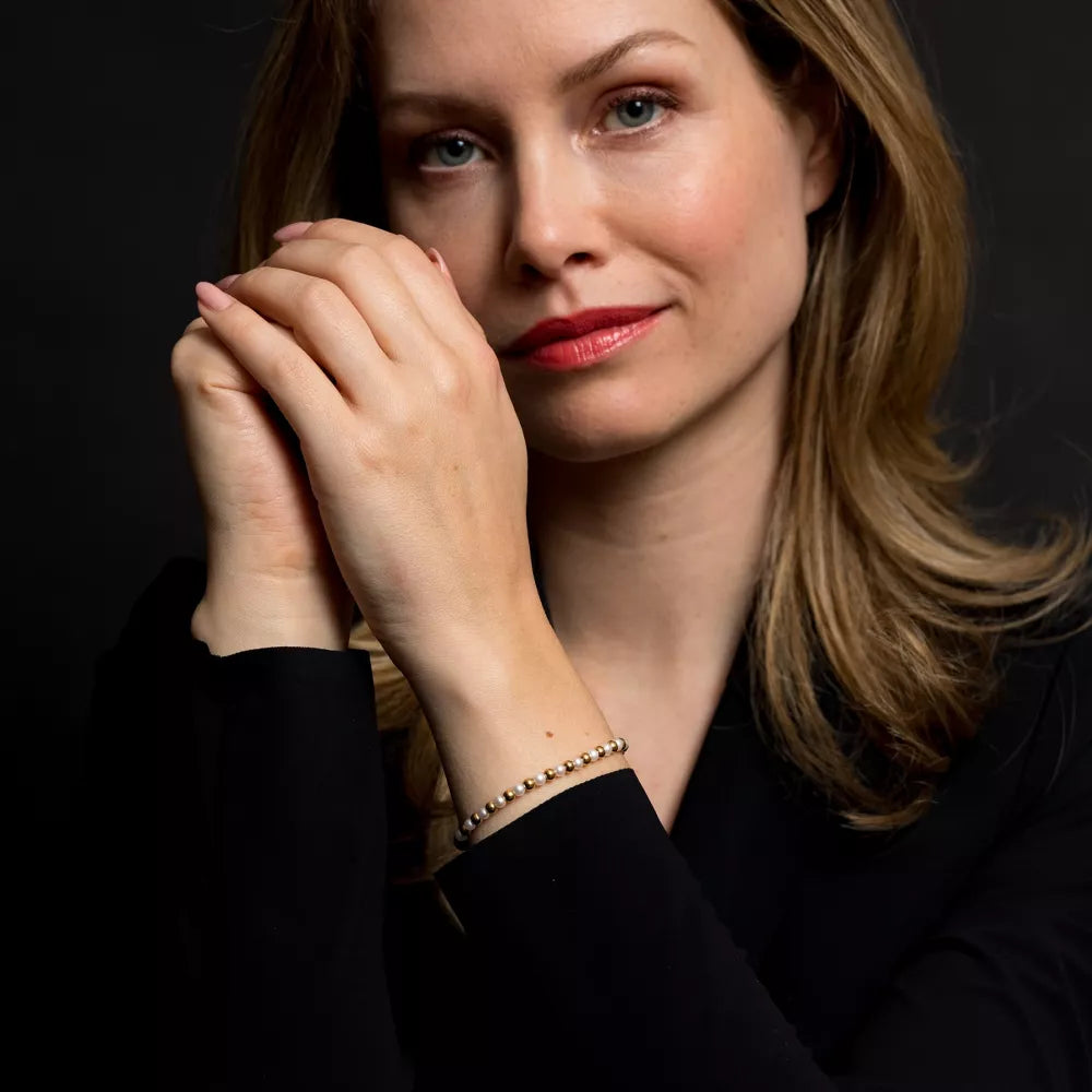 Armband aus 4mm echten Süßwasserperlen und goldfarbenen Steinen mit Edelstahlverschluss - Rebel&Rose Modell: RR-40126-G-M