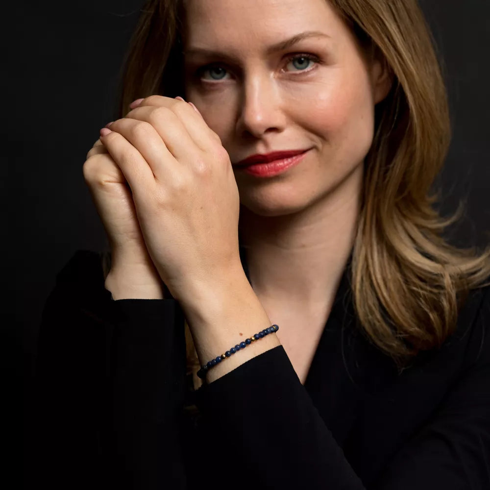 Armband aus 4 mm großen blauen Sodalith-Steinen mit Edelstahlverschluss - Rebel&Rose Modell: RR-40129-G-M