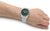 Herrenarmbanduhr am Handgelenk: silbernes Edelstahlband, dunkles Zifferblatt