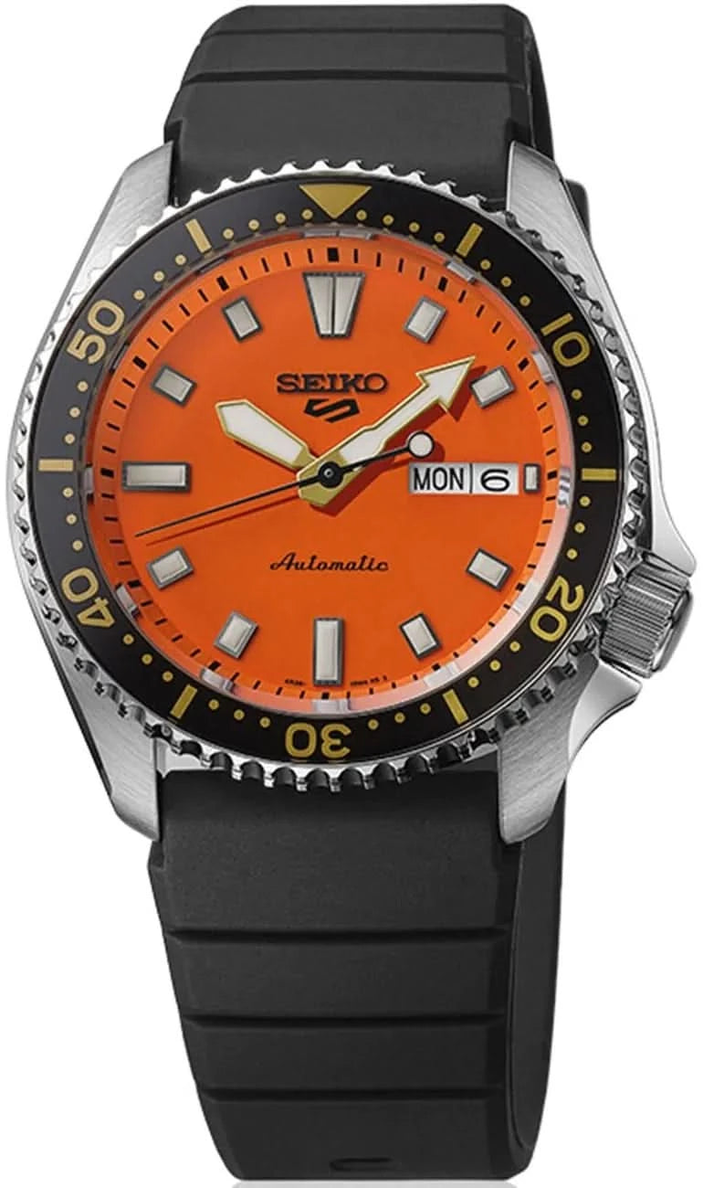 Seiko 5 Sports Herrenuhr, schwarzes Silikonband, orangefarbenes Zifferblatt, Datumsfenster