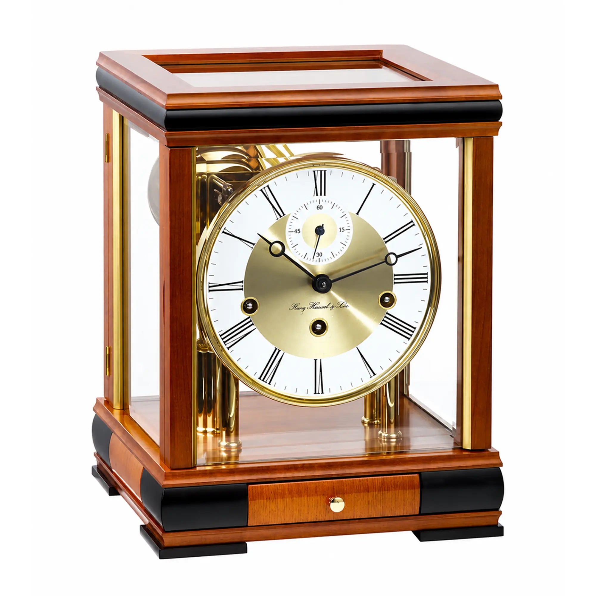Tischuhr aus Kirschholz mit Glasgehäuse, goldenem Uhrwerk und römischem Ziffernblatt