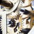 Detail des Uhrwerks: goldene Zahnräder und Metallkomponenten einer Tischuhr