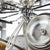 Uhrwerk-Mechanik mit Metallstreben und Zahnrädern, silbernes Schwungrad