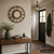 Wanduhr an der Wand mit dunklem Metallrand, beigem Zifferblatt und goldenen Strahlen