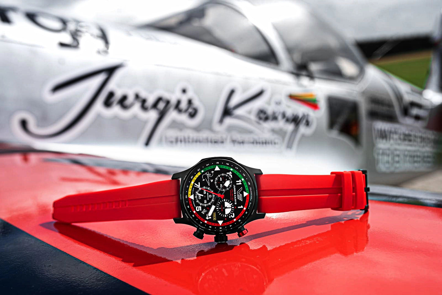 Herrenuhr schwarz mit rotem Silikonarmband – Vostok Europe Modell: VK68-592C775