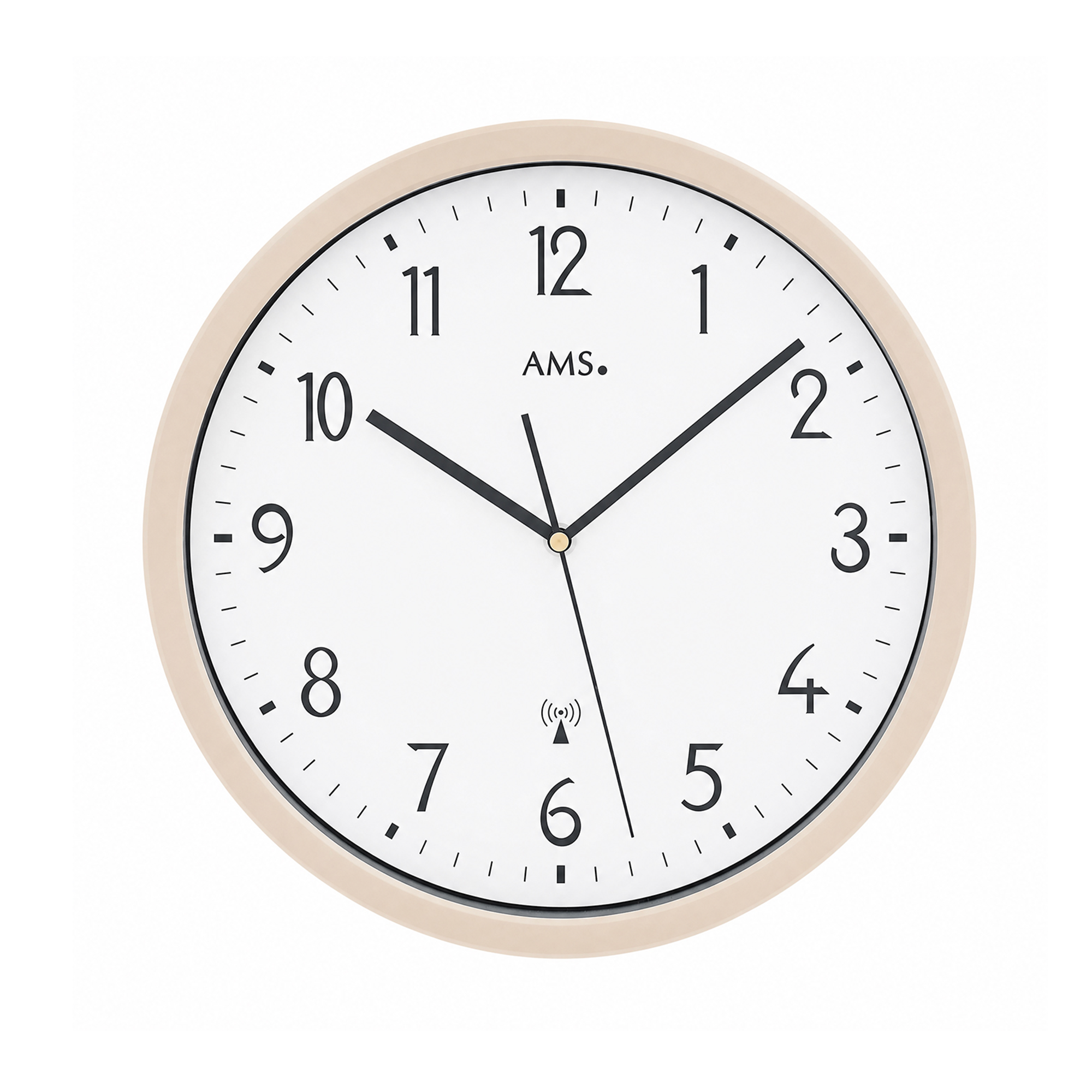 Funk-Wanduhr mit beiger Umrandung, weißem Zifferblatt, schwarzen Zeigern und AMS.