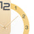 Detail Wanduhr: goldener Kreis mit Ziffern 1–3 und Metallzeigern