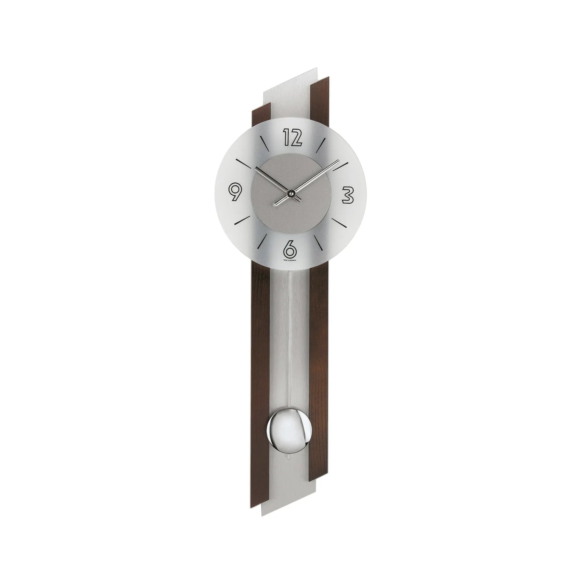 Wanduhr mit rundem Zifferblatt, Holzleisten in Nussbaum und Pendelgewicht im unteren Bereich