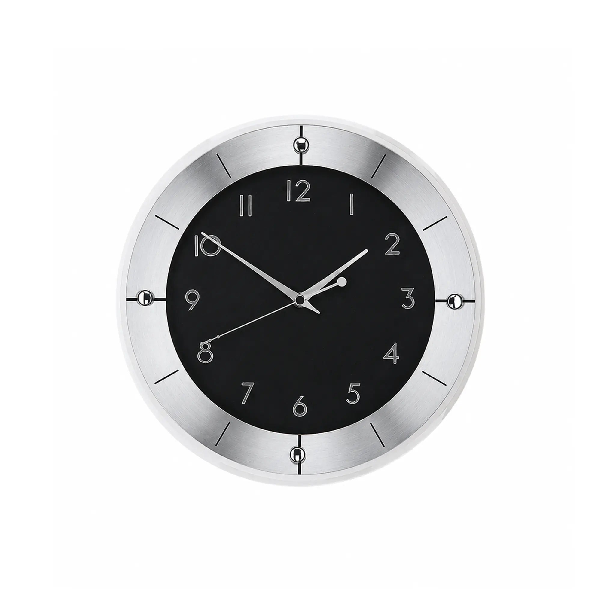 Wanduhr mit schwarzem Zifferblatt und silbernem facettiertem Aluminiumrahmen