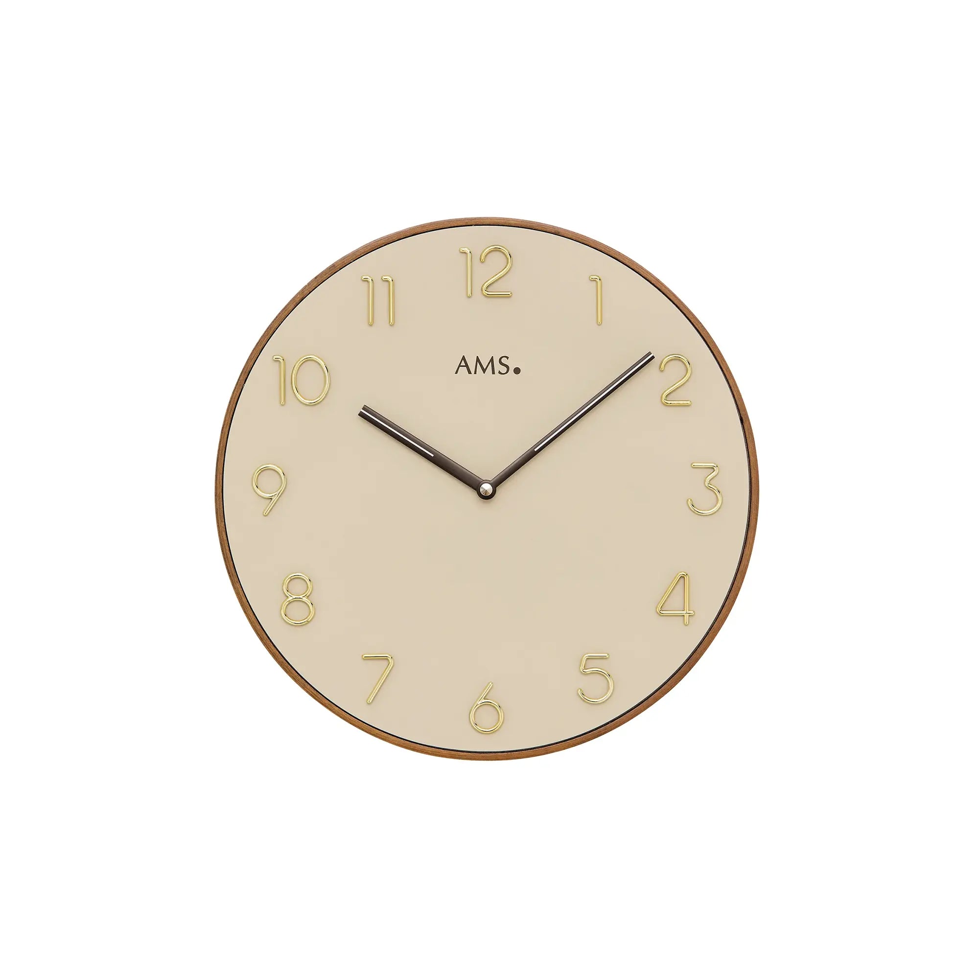 Wanduhr aus Holz mit beigem Zifferblatt, goldenen Zahlen und Zeigern