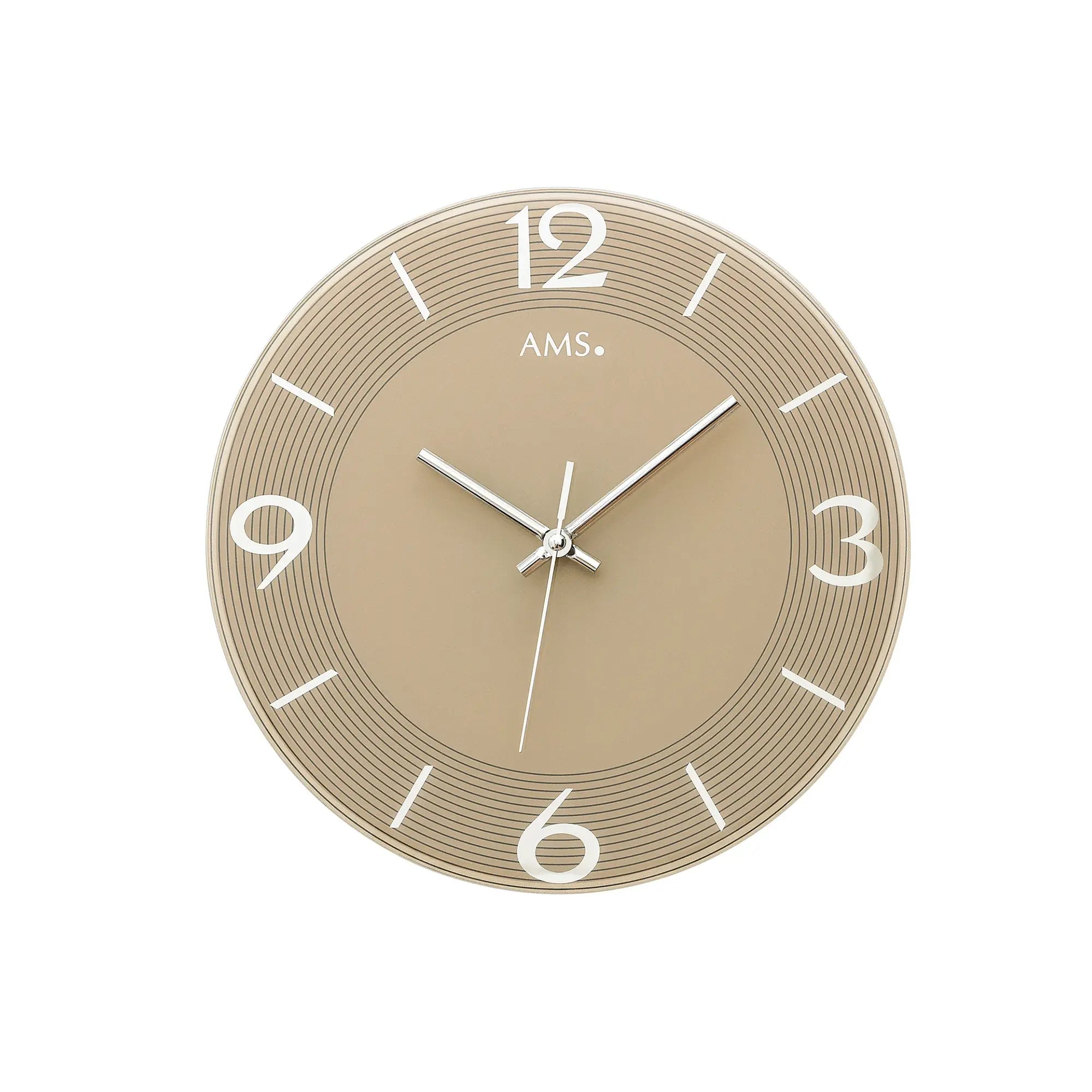 Wanduhr mit beigem Zifferblatt und silbernen Zeigern, römische Ziffern