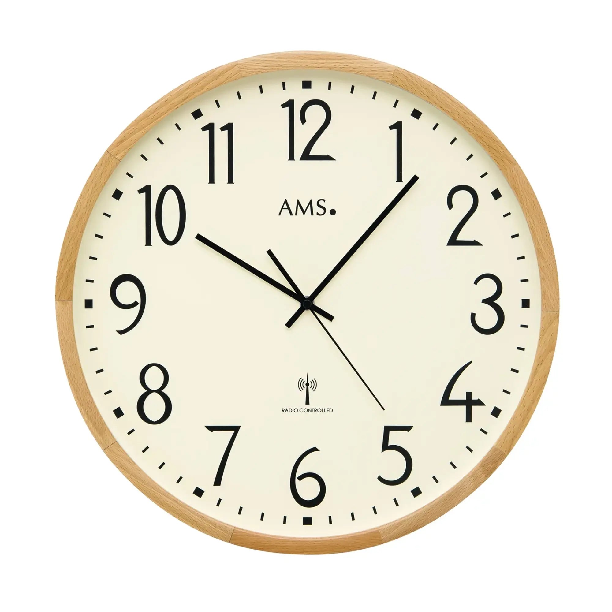 Wanduhr mit beigem Ziffernblatt, schwarzen Zahlen und Zeigern sowie hellem Holzrahmen.