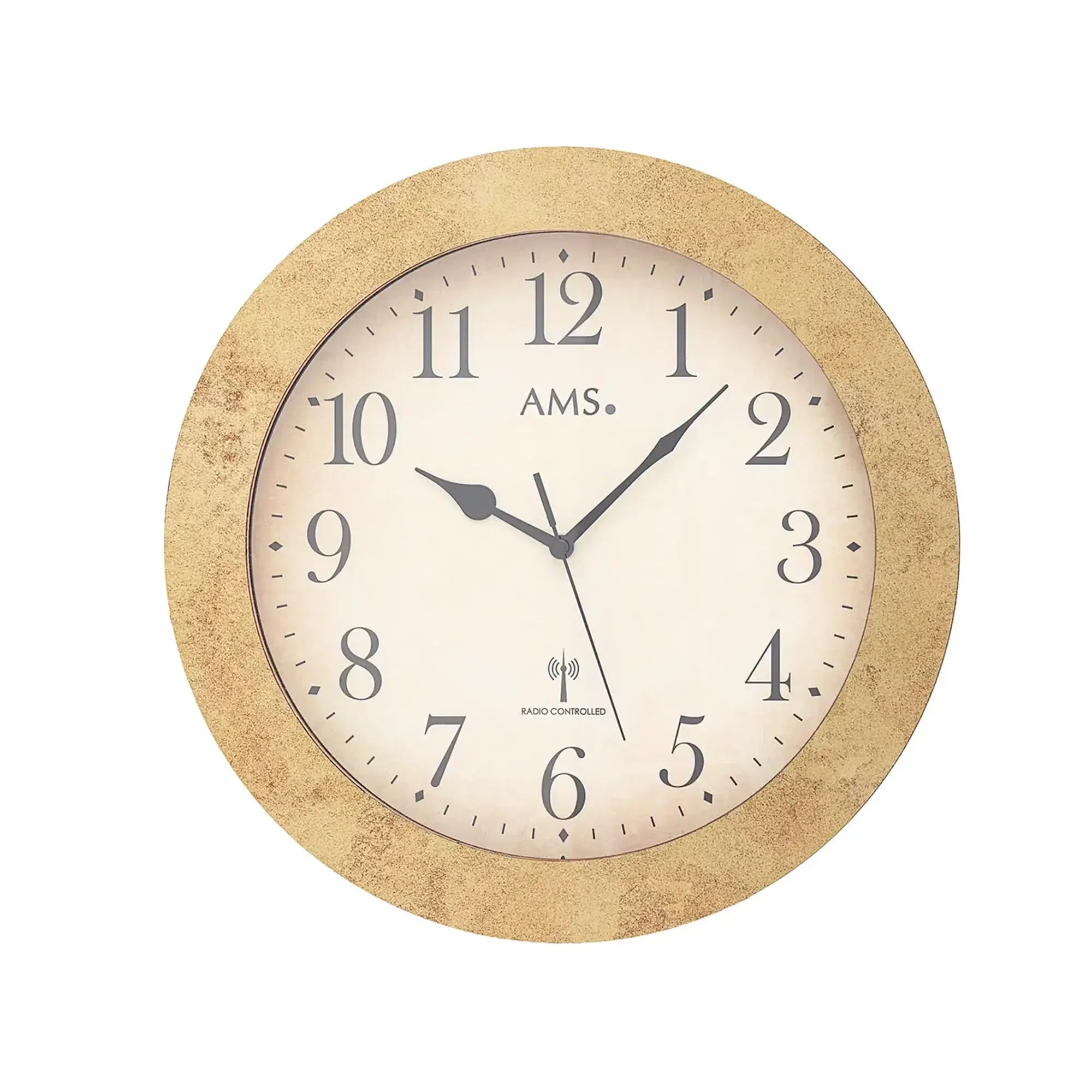 Runde Wanduhr mit beigem Holzoptik-Rahmen, weißem Zifferblatt, römischen Zahlen und AMS