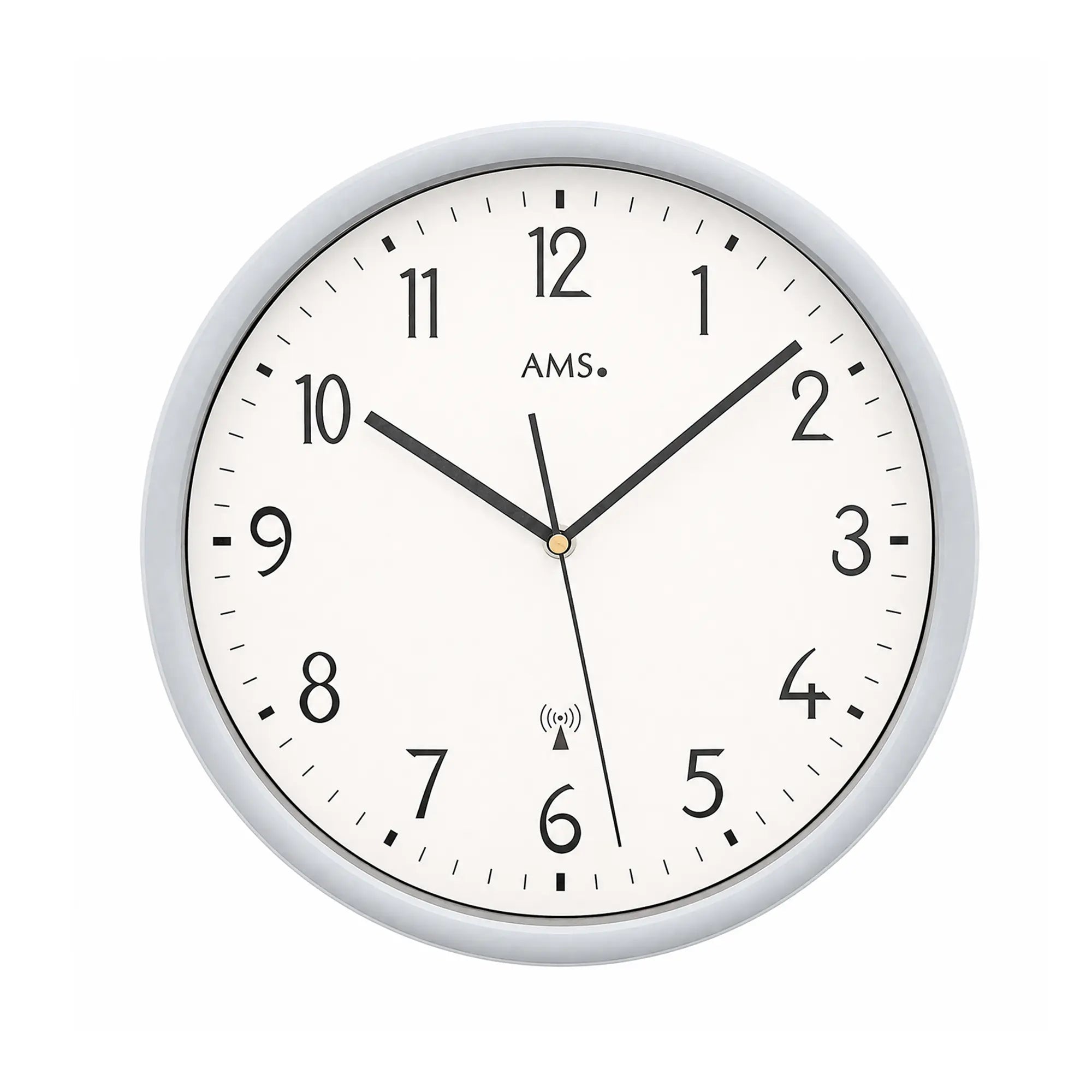 Wanduhr mit weißem Zifferblatt, schwarzen Zeigern und silbernem Rahmen