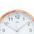 Wanduhr mit Holzoptik-Rahmen und weißem Ziffernblatt, Minutenstriche am Rand
