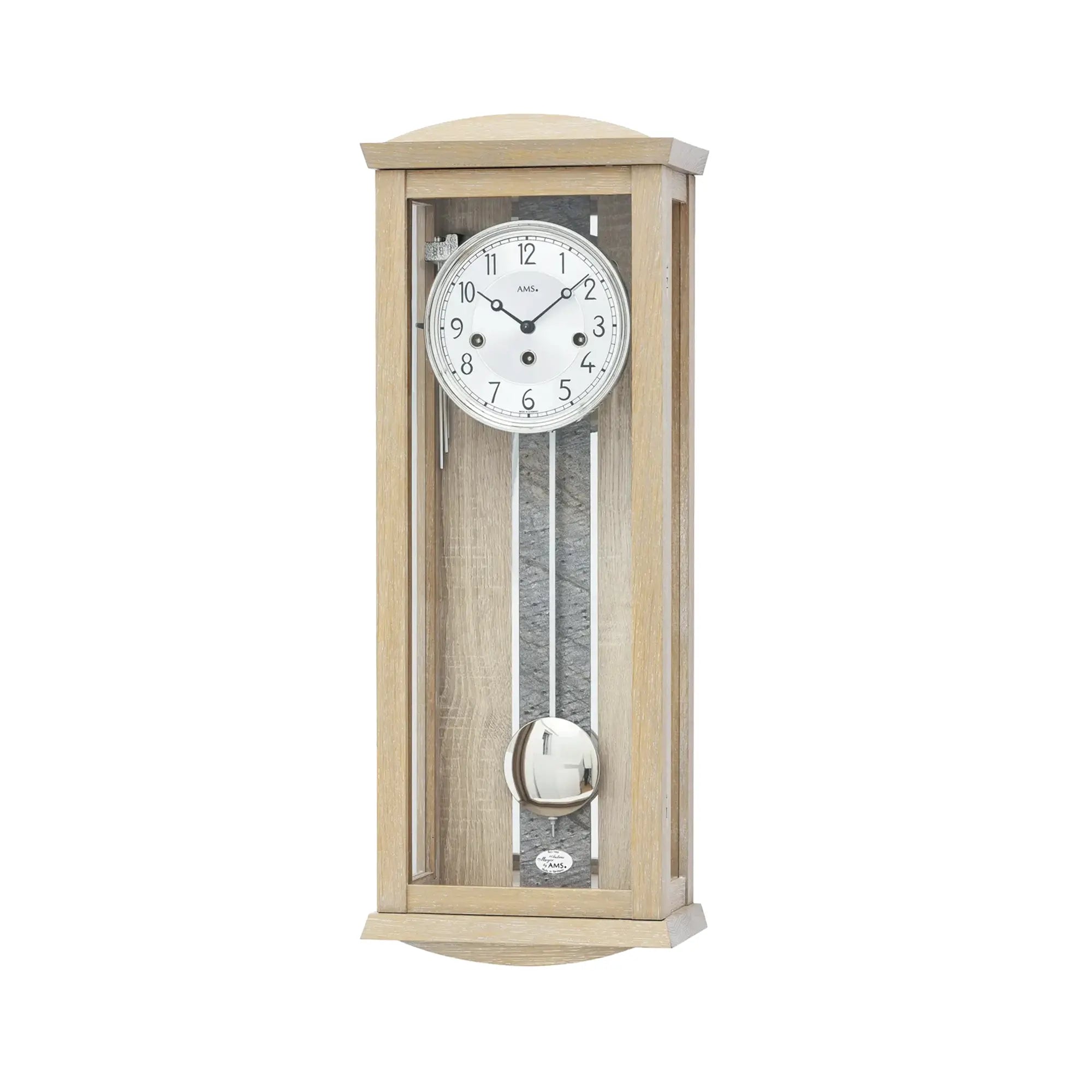Wanduhr mit rundem Zifferblatt und Pendel in hellem Eichenholzgehäuse
