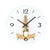 Wanduhr mit rundem weißem Zifferblatt, schwarzen Zeigern und goldenem Uhrwerk