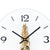 Wanduhr mit weißem Zifferblatt, schwarzen Zeigern und goldenem Mechanismus im Detail