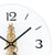 Wanduhr: Nahansicht des Uhrwerks mit Zahnrädern hinter dem Zifferblatt
