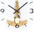 Wanduhr mit weißem Zifferblatt, schwarzen Zeigern und goldenem Pendel/Schutzteil