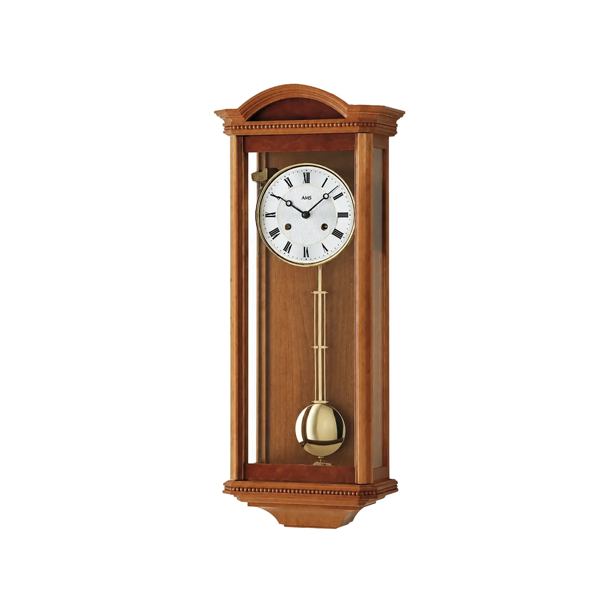 AMS Regulator Wanduhr mit rundem Ziffernblatt im Kirschbaumgehäuse, Vorderansicht.