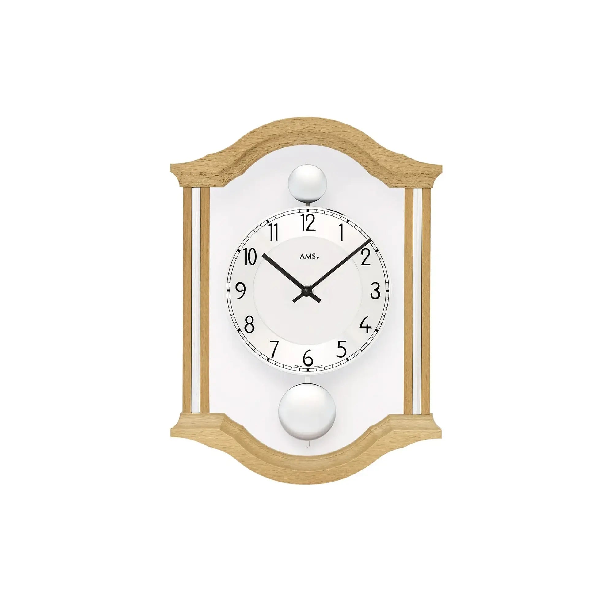 Wanduhr mit hellem Holzrahmen, weißem Zifferblatt und zwei Pendel-Kugeln