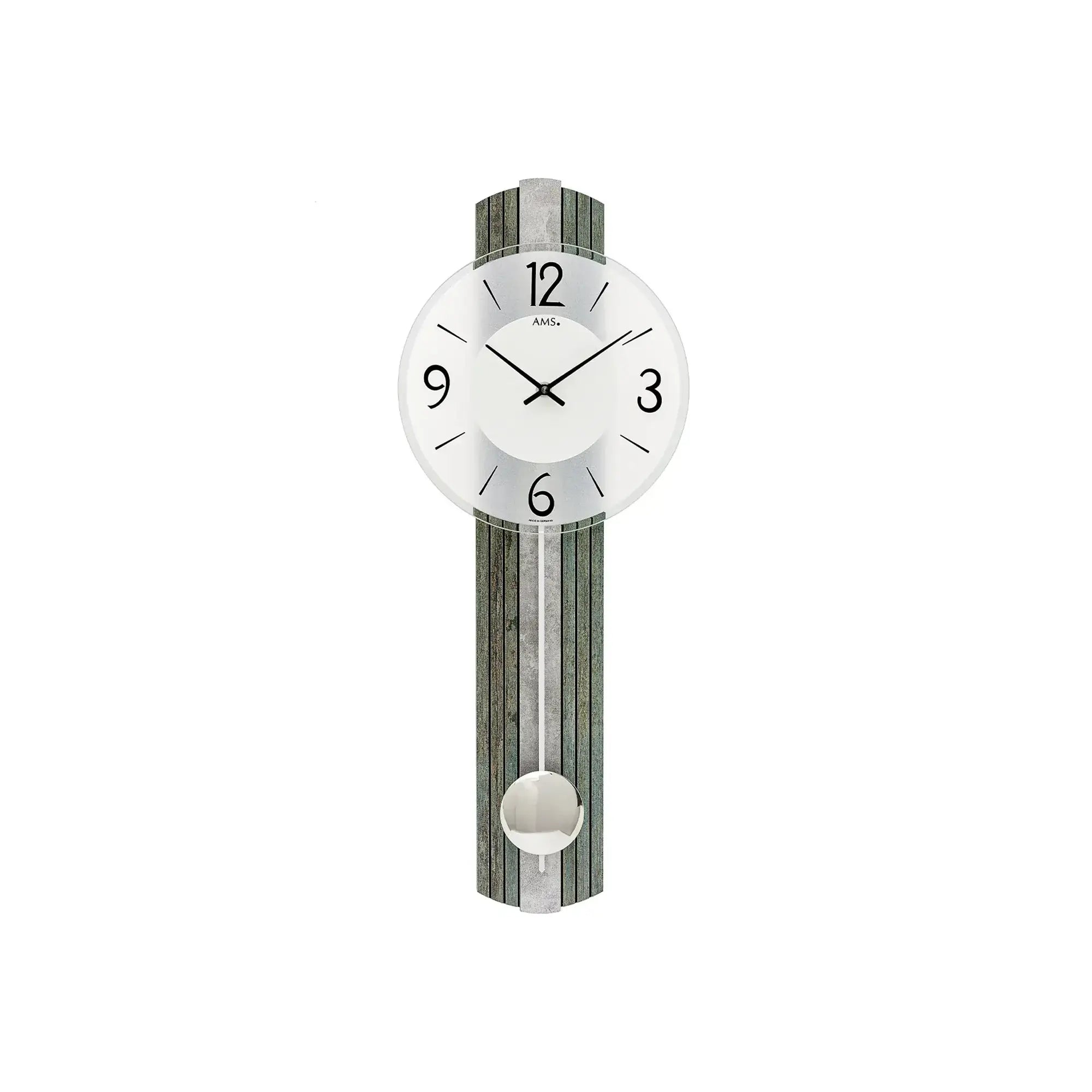 Wanduhr mit weißem Zifferblatt, schwarzen Zeigern und Pendelkugel an silberantiken Streifen