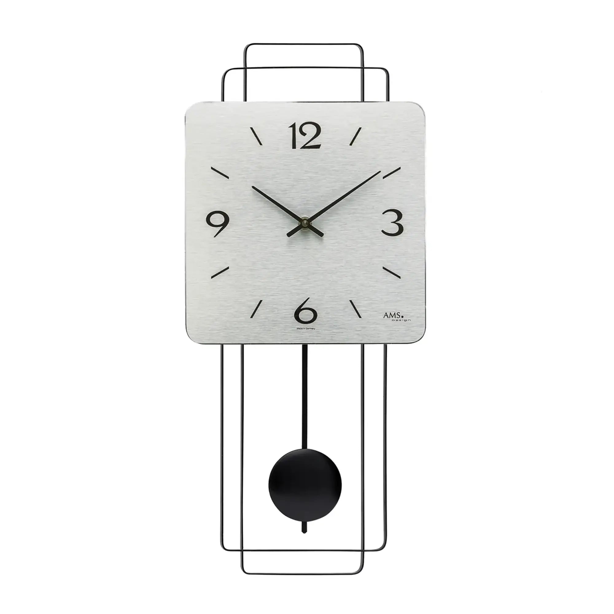 Wanduhr mit hellem Zifferblatt, schwarzen Zeigern und schwarzem Pendelball im Rahmen