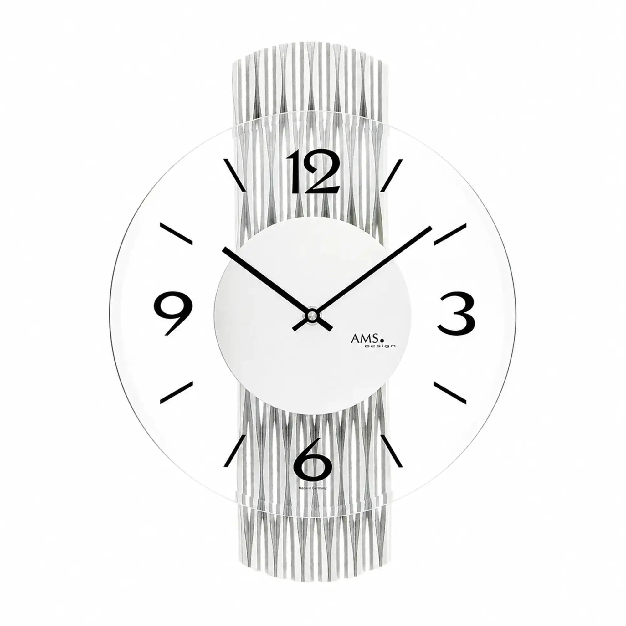 Wanduhr: rundes weißes Ziffernblatt, schwarze Zeiger und silberner gerippter Rahmen