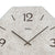 Wanduhr-Zifferblatt mit großen Ziffern, schwarzen Zeigern und AMS.-Schriftzug