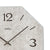 Wanduhr-Zifferblatt mit großen Ziffern 12 und 3, grauer Struktur und Zeigern