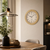 Wanduhr an der Wand, rundes beiges Holzdesign, weißes Zifferblatt mit Zeigern