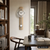 Wanduhr an der Wand mit Pendel und rundem Zifferblatt im Holzdesign