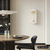Wanduhr an der Wand mit rundem Zifferblatt und Messing-Pendelgewicht