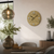 Wanduhr an der Wand: Holz-Optik-Ziffernblatt, Metallziffern, anthrazit Zeiger